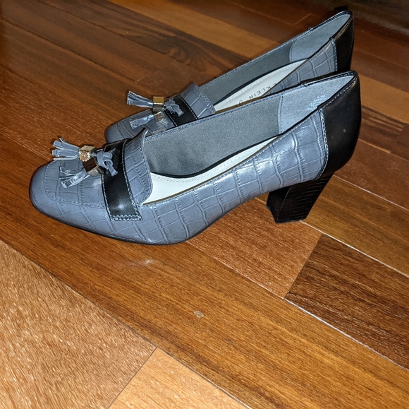 Anne Klein IFlex Gray Heels with Tassles - Picture 4 of 12